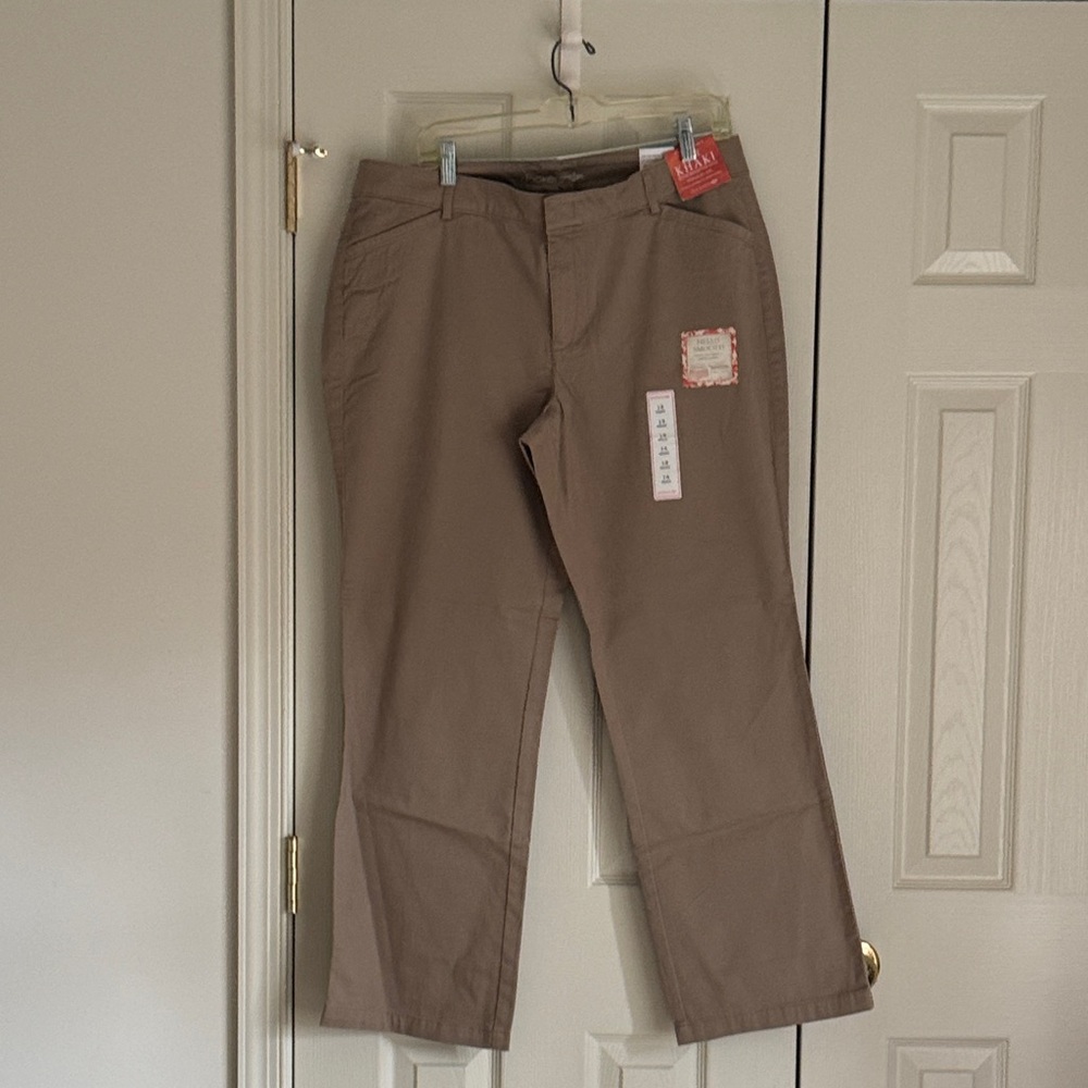 Dockers Women’s Khaki Pants – Size 16 Short (NWT)
